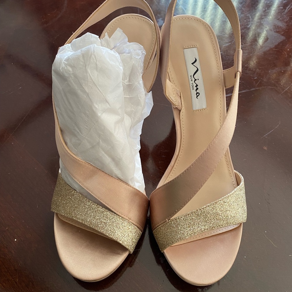 Nina champagne “robina” platform sandal BRAND NEE NEVER WORN !